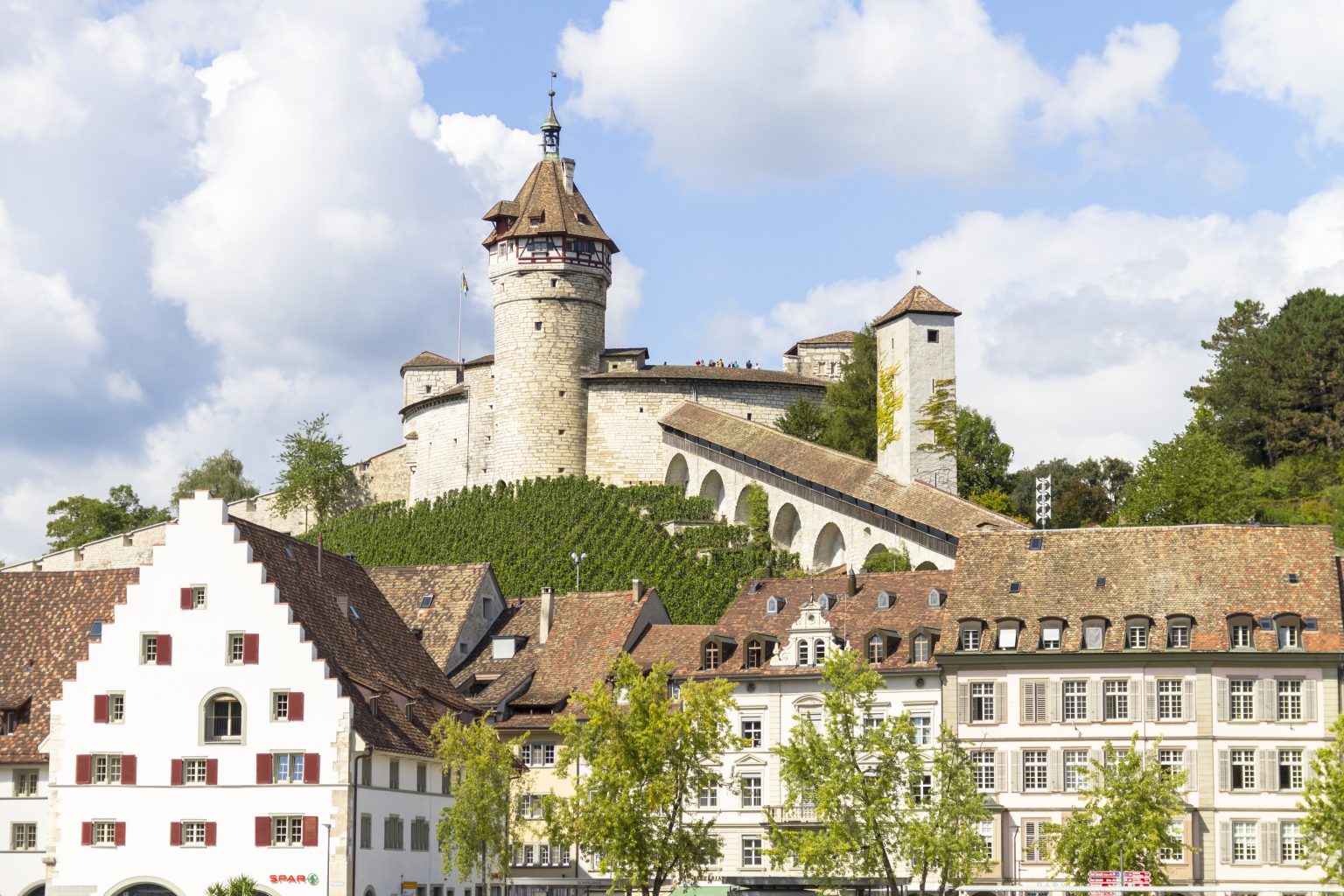 Der Munot über den Dächern der Schaffhauser Altstadt
